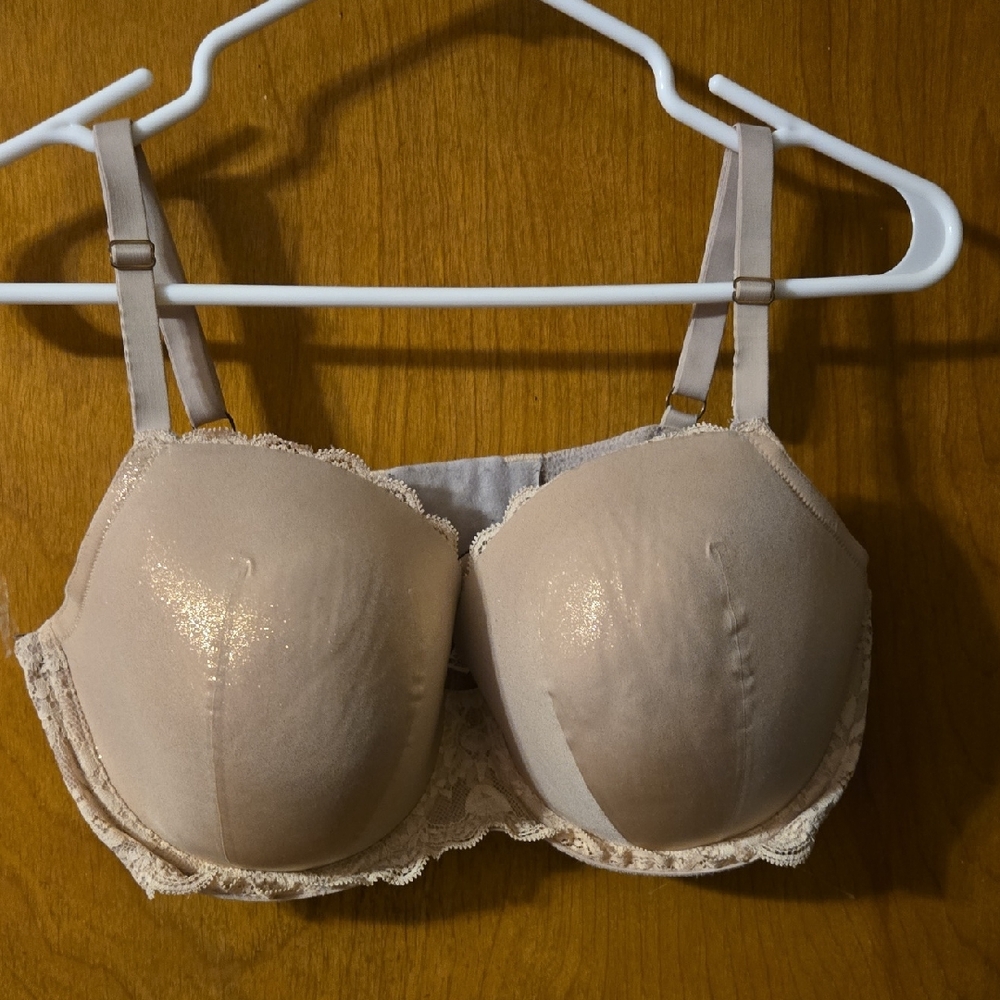 Elegant Lace Trimmed Bra in Cream 38DD: MB